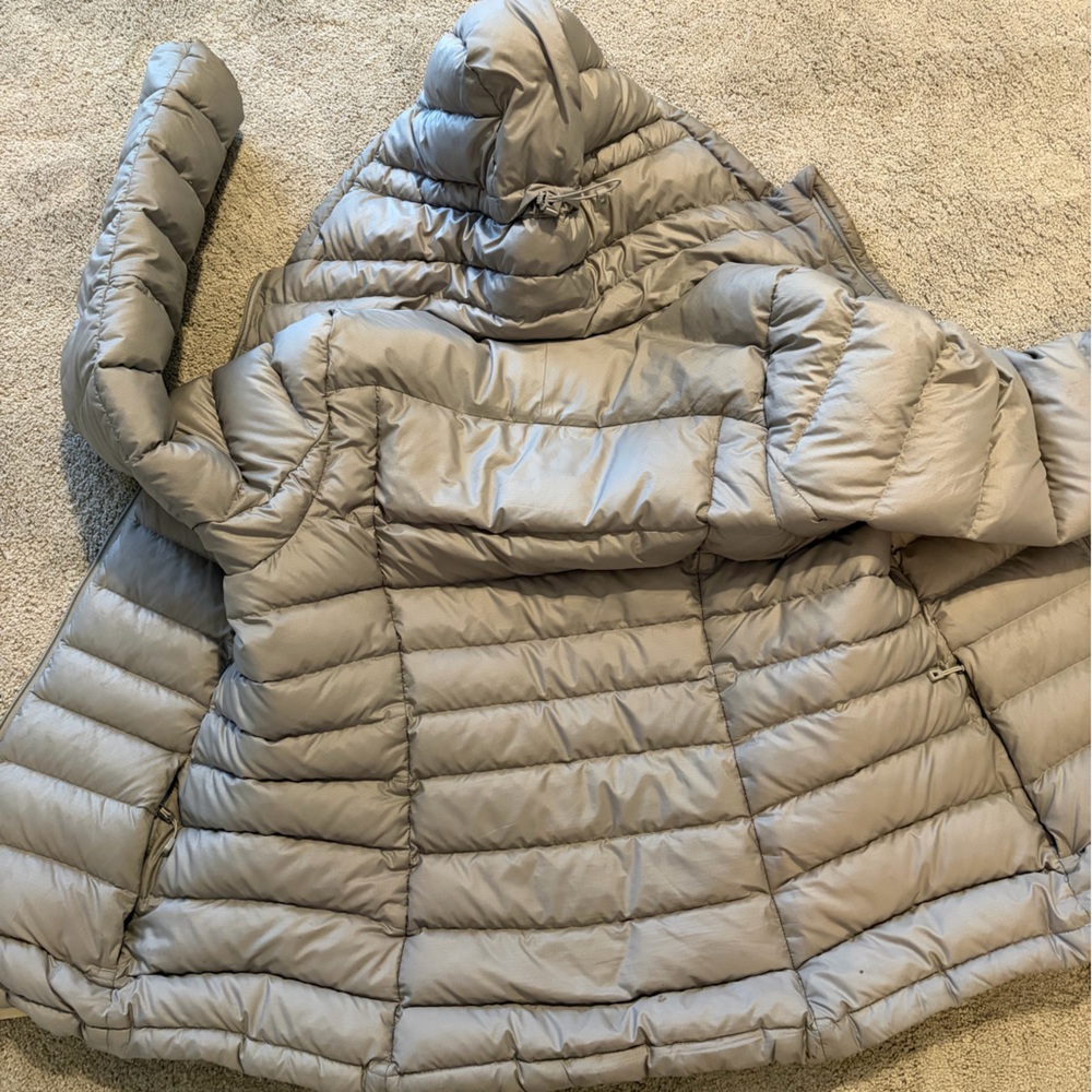 Patagonia Women's Hooded Puffer Jacket in Light Taupe - Picture 7 of 8